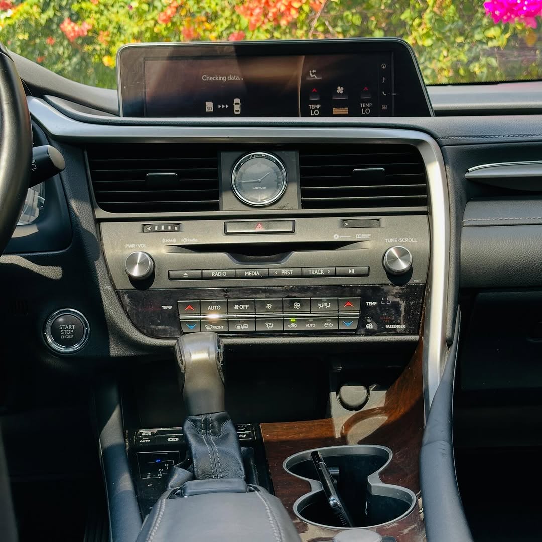 Luxury AWD RX350: Panoramic Sunroof & V6 Power