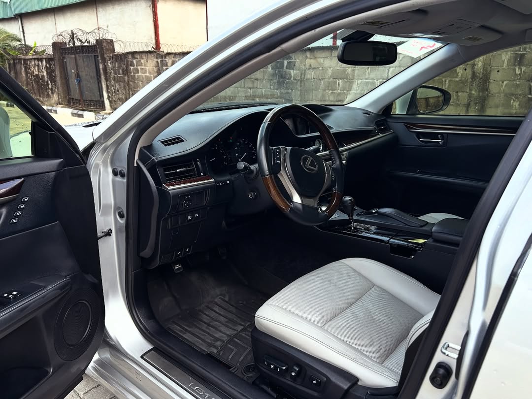 Luxury 2013 Lexus ES 350   | Sunroof & Keyless