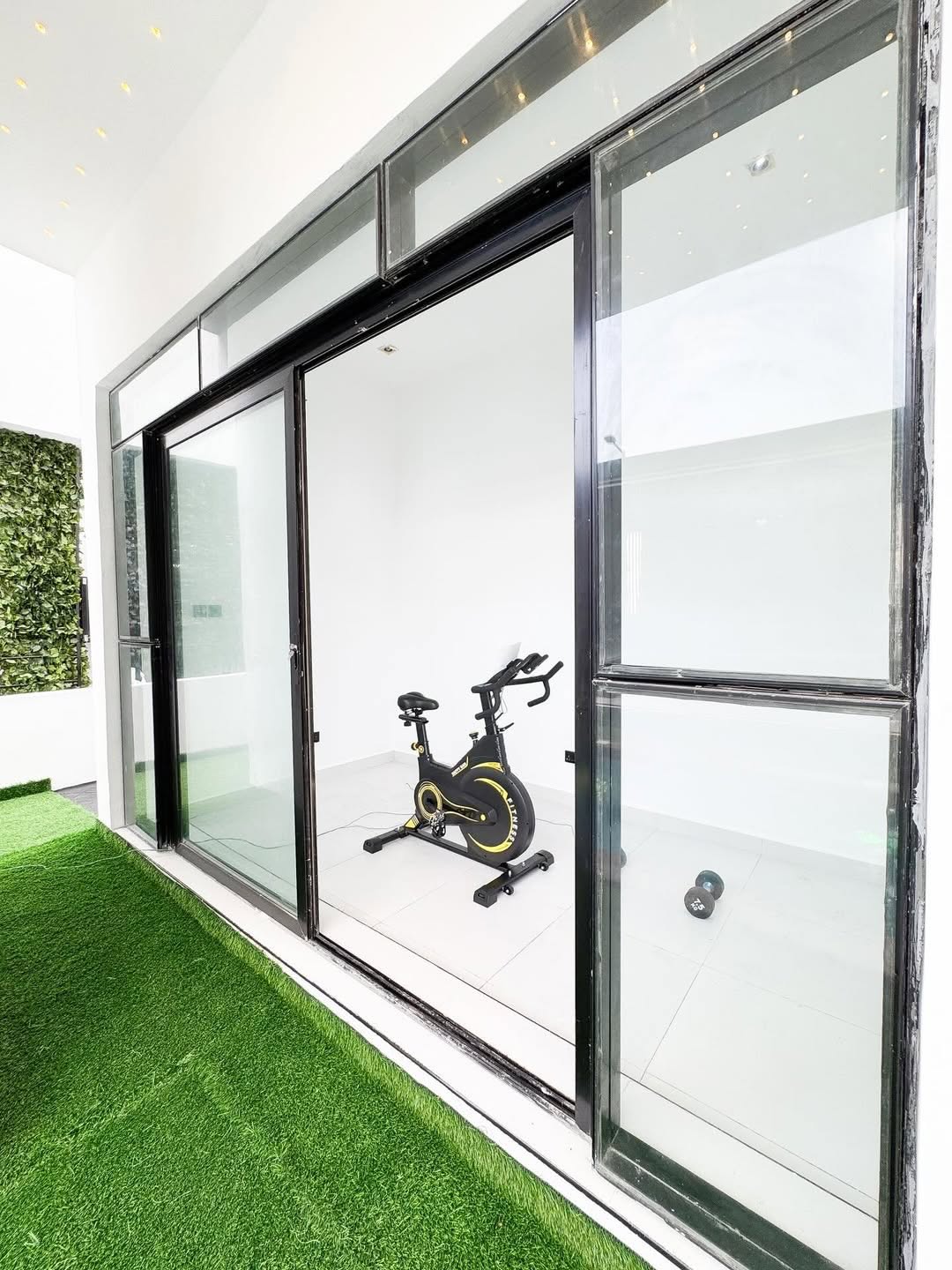 5-Bedroom Haven with Rooftop Terrace & Pool in Chevron