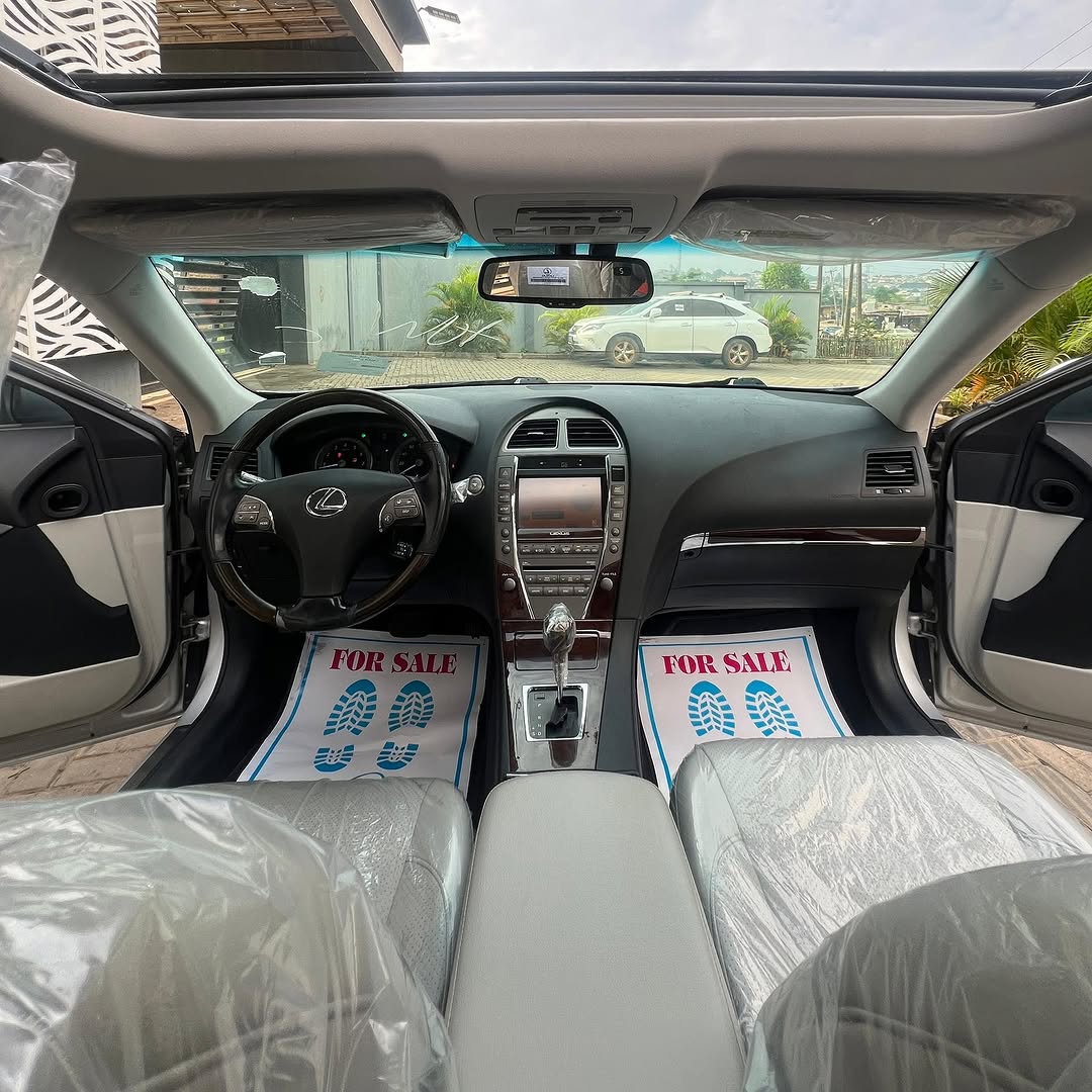 2012 Lexus ES350: Panoramic Roof & Accident-Free Luxury