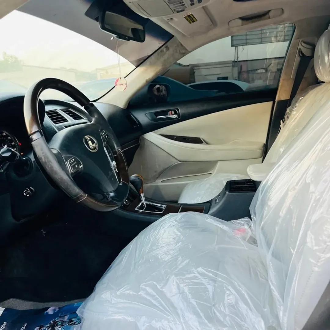 Luxury Lexus ES350: Super Clean & Ready to Drive!