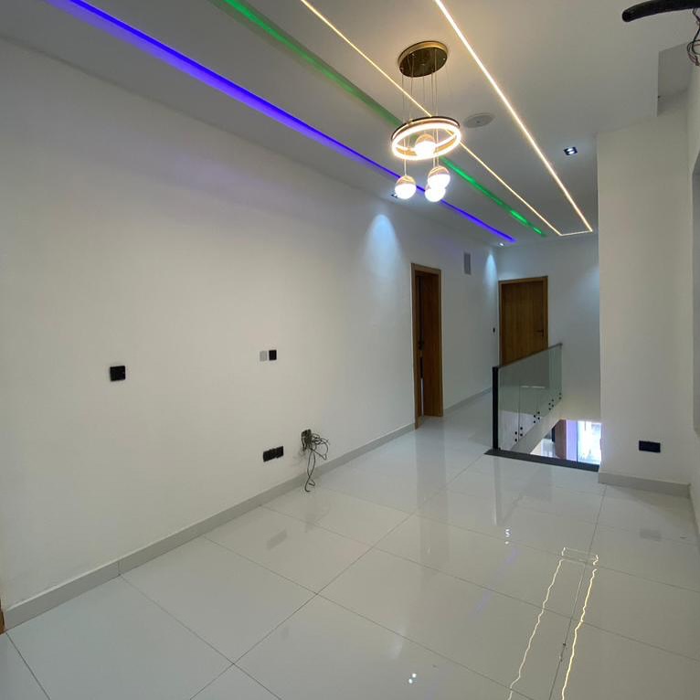 Stunning 5-Bed Duplex with Pool in Prime Ajah