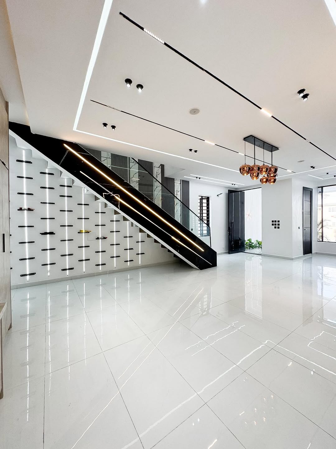 Lagos Oasis: 5-Bed Duplex with Pool & Gym