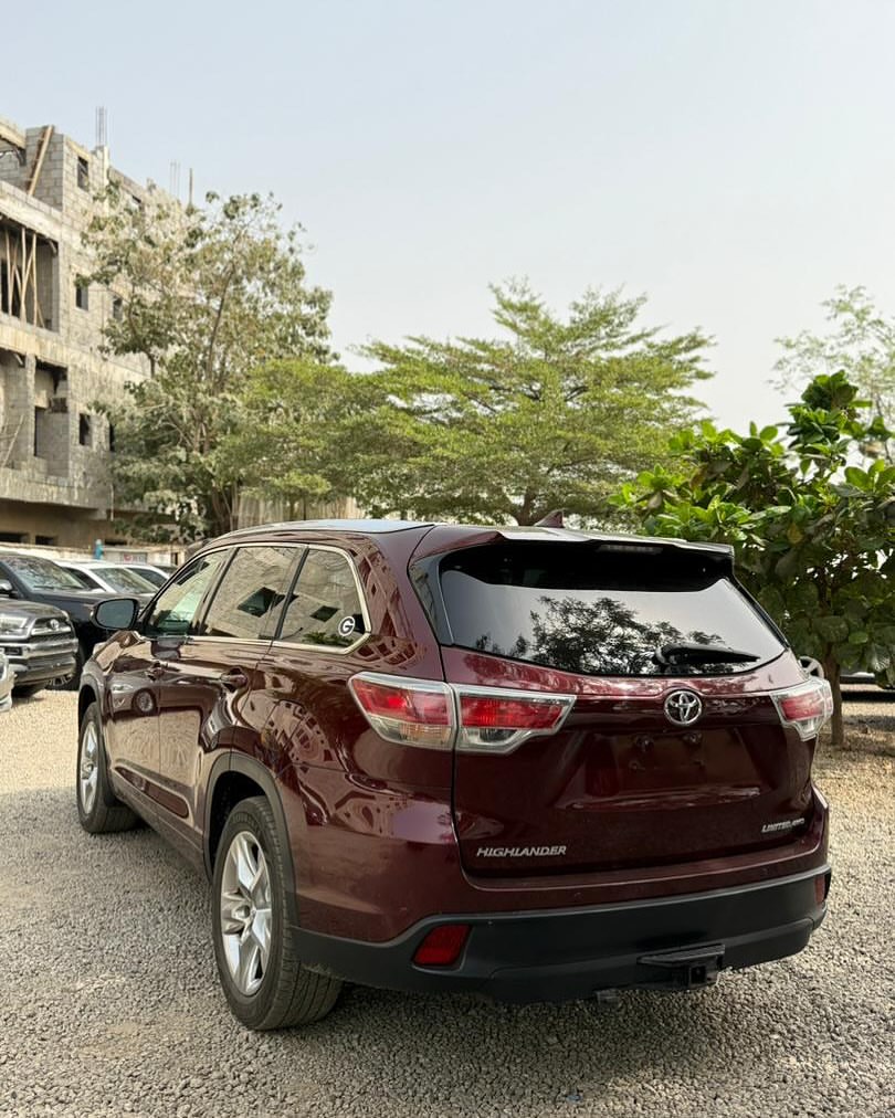 Luxury 2014 Highlander: Panoramic Roof, Loaded & Duty-Cleared