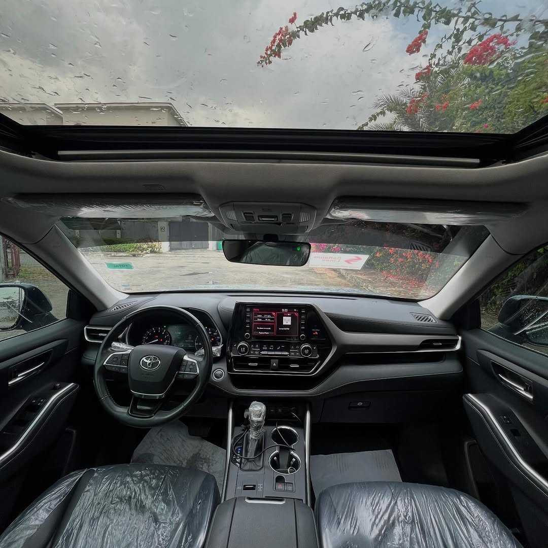 2021 Toyota Highlander: Blue on Black Luxury