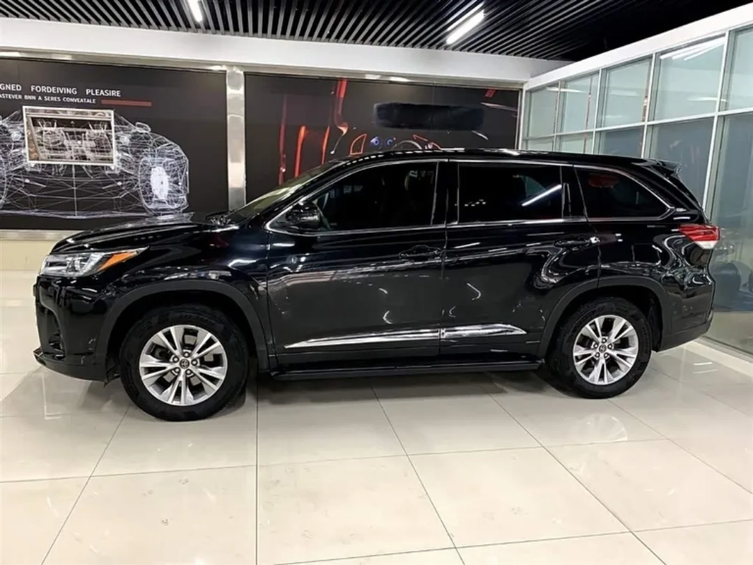 2018 Toyota Highlander: Space, Power & Perfect Condition