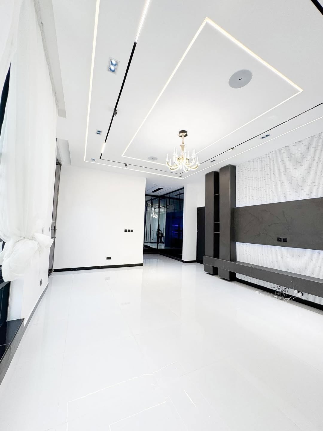 5-Bedroom Haven with Rooftop Terrace & Pool in Chevron