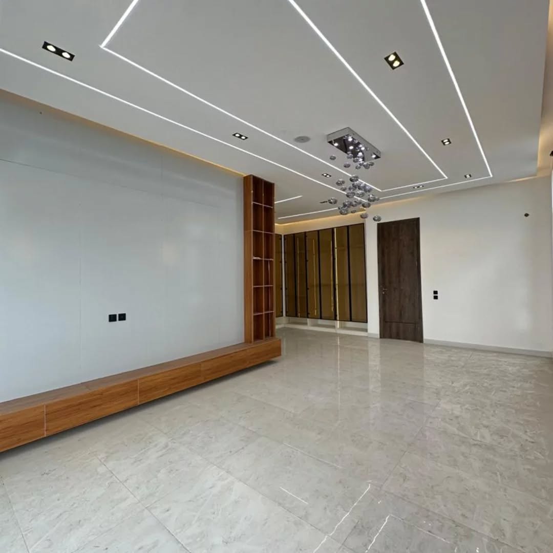 Splendid 5-Bed Ajah Palace with Pool & Smart Features