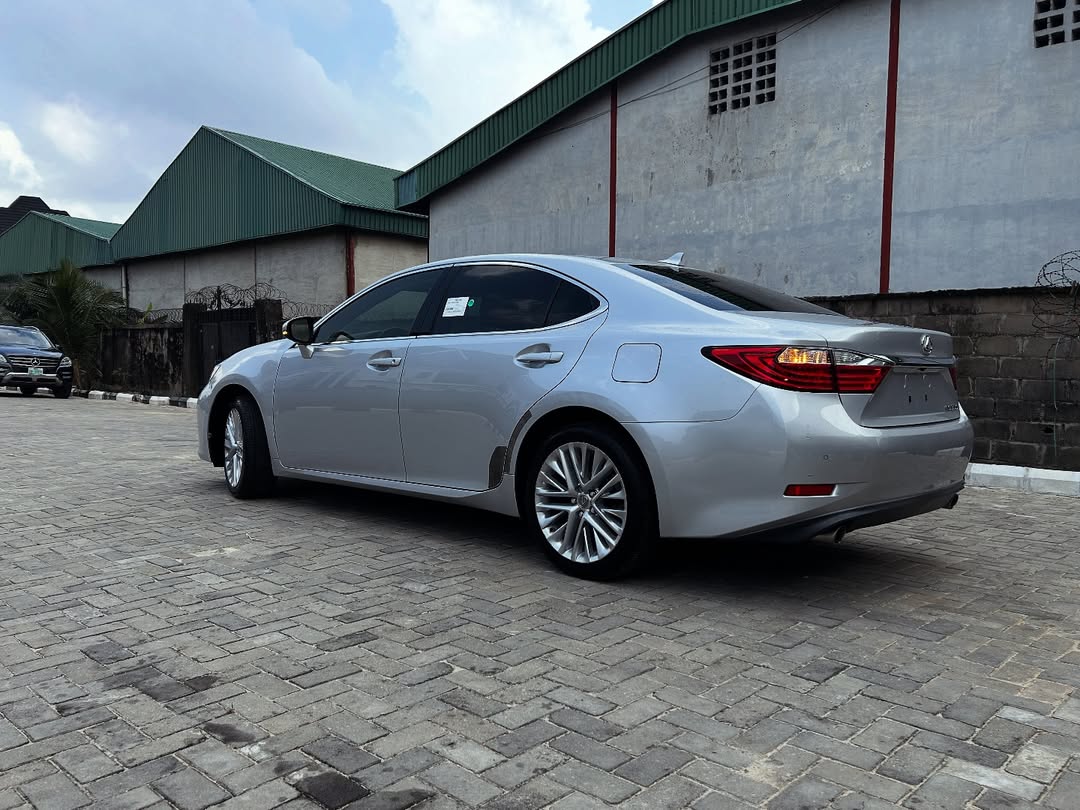 Luxury 2013 Lexus ES 350   | Sunroof & Keyless