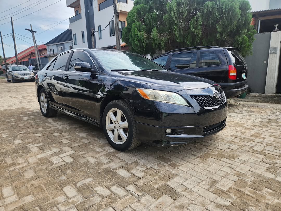 Toyota Camry SE: Unbeatable Value, Ready to Drive