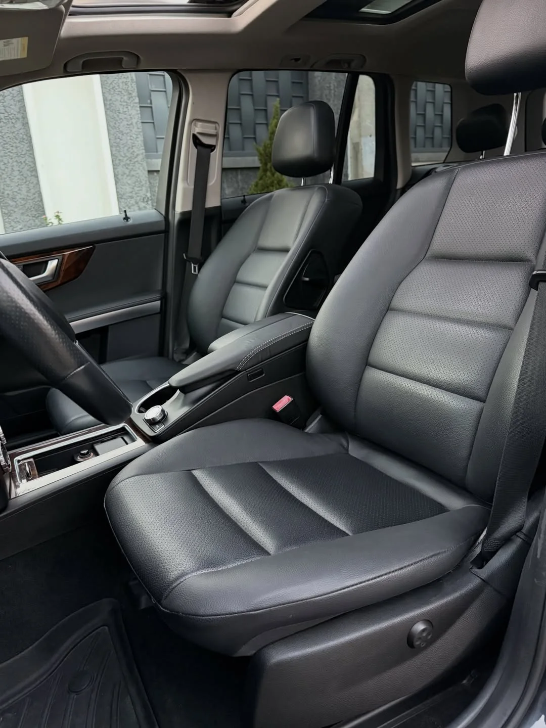 Luxury GLK350: Panoramic Roof & Keyless Entry