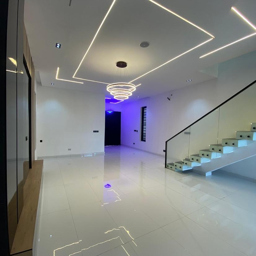 Stunning 5-Bed Duplex with Pool in Prime Ajah