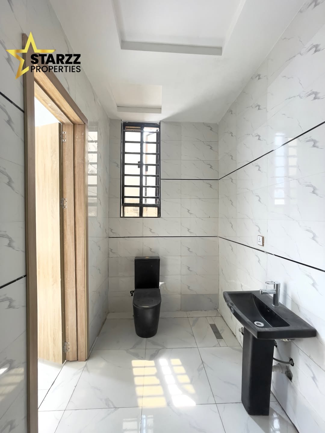 Sleek Sangotedo Sanctuary: 4-Bed Ensuite Haven