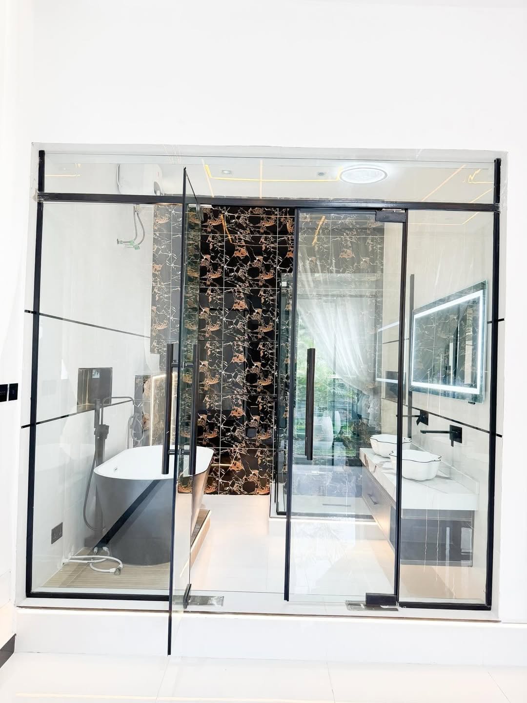 5-Bedroom Haven with Rooftop Terrace & Pool in Chevron