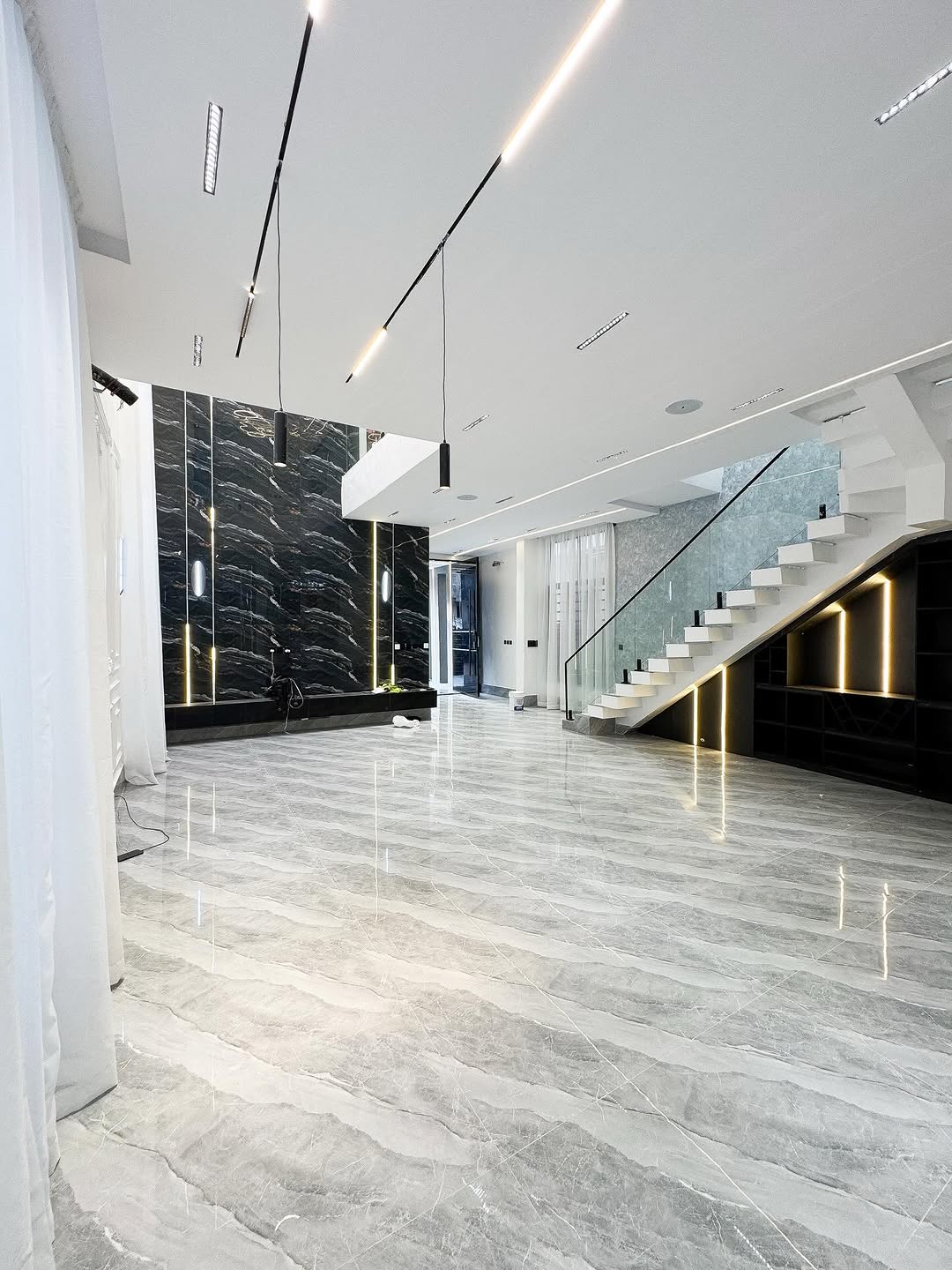 Stunning 5-Bed Duplex with Pool & BQ in Ajah