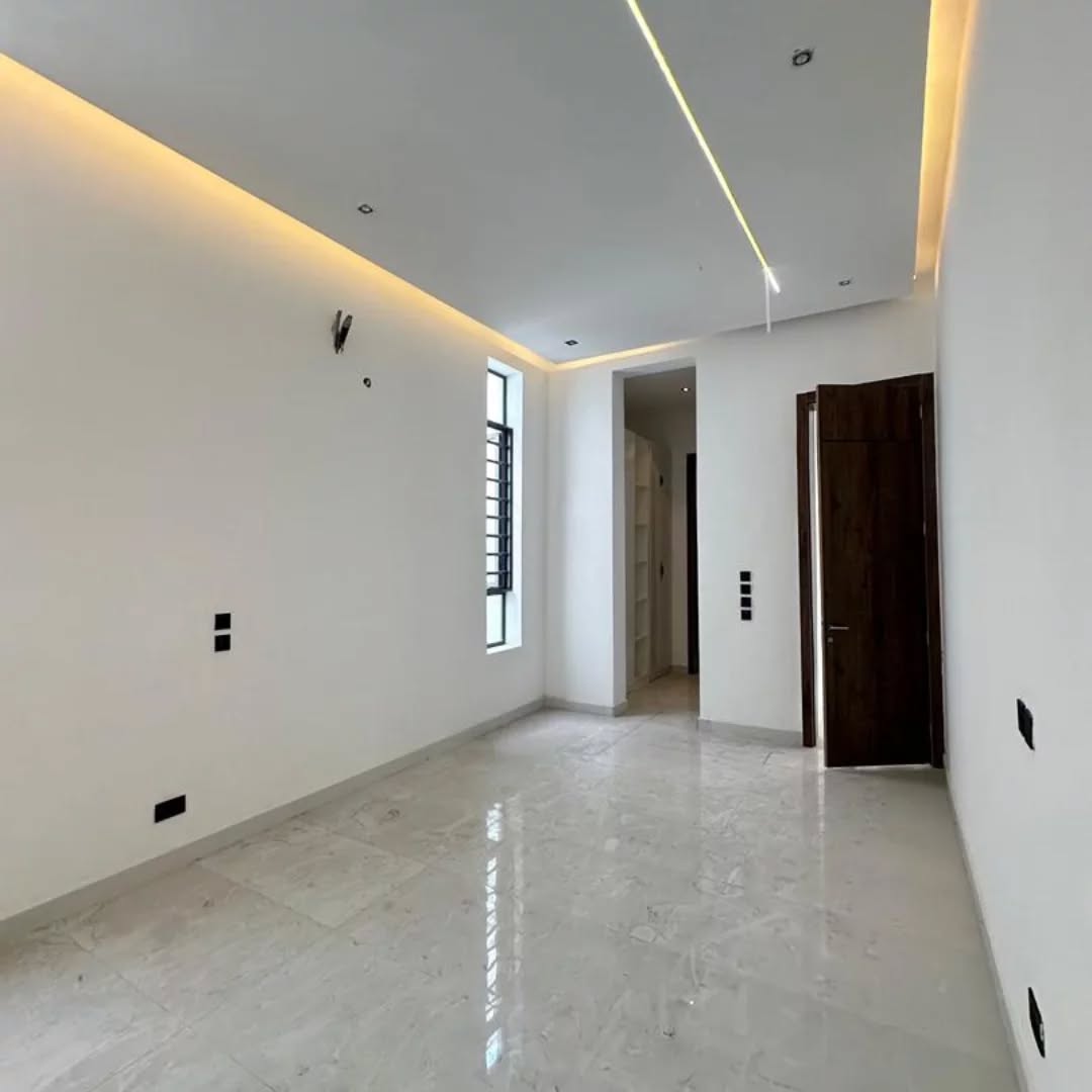 Splendid 5-Bed Ajah Palace with Pool & Smart Features