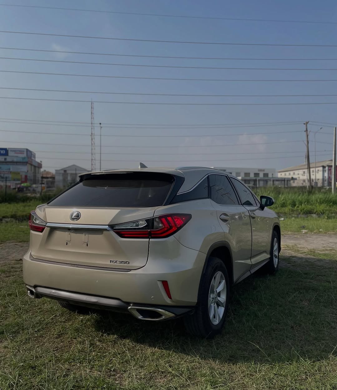 Luxury Lexus RX350: Sunroof & Tech Loaded