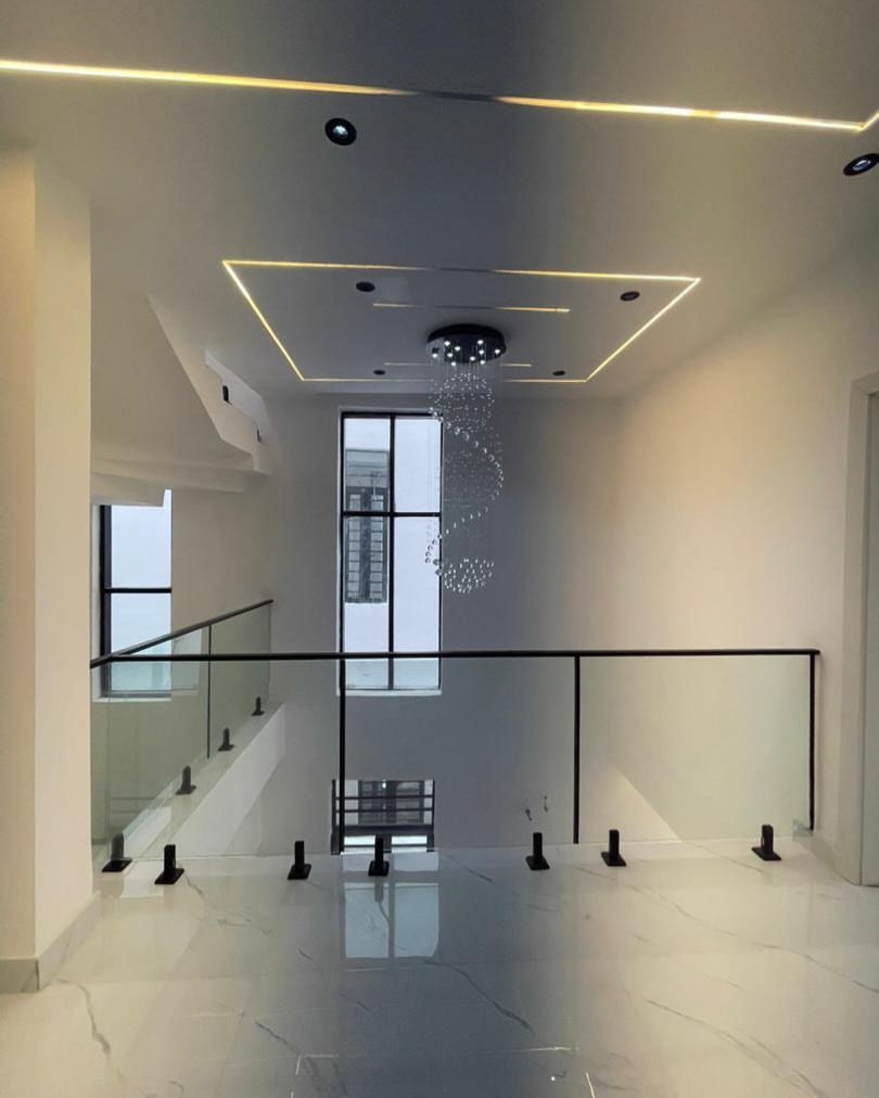 Exquisite 5-Bedroom Haven with Pool in Prime Lekki