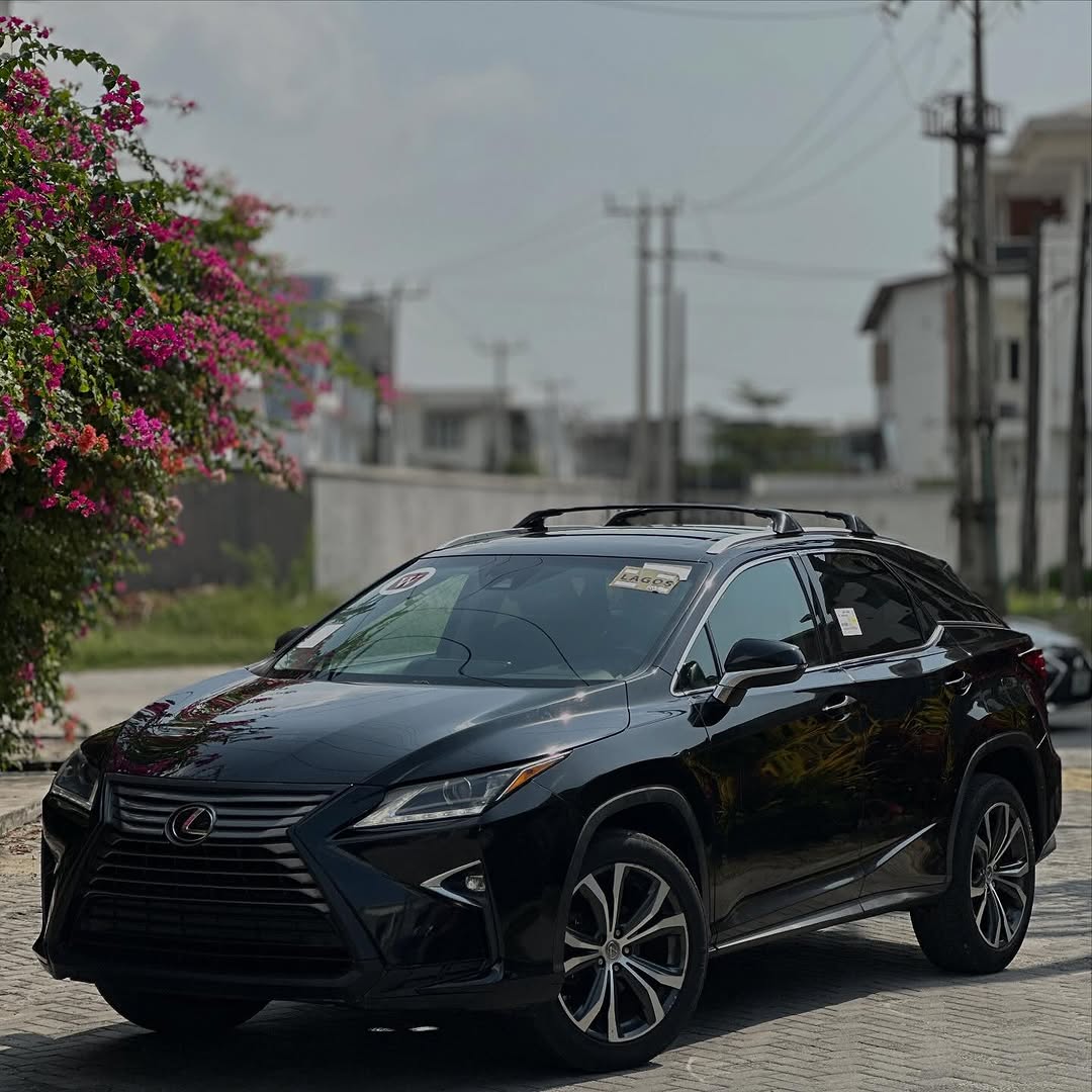 Luxury AWD RX350: Panoramic Sunroof & V6 Power