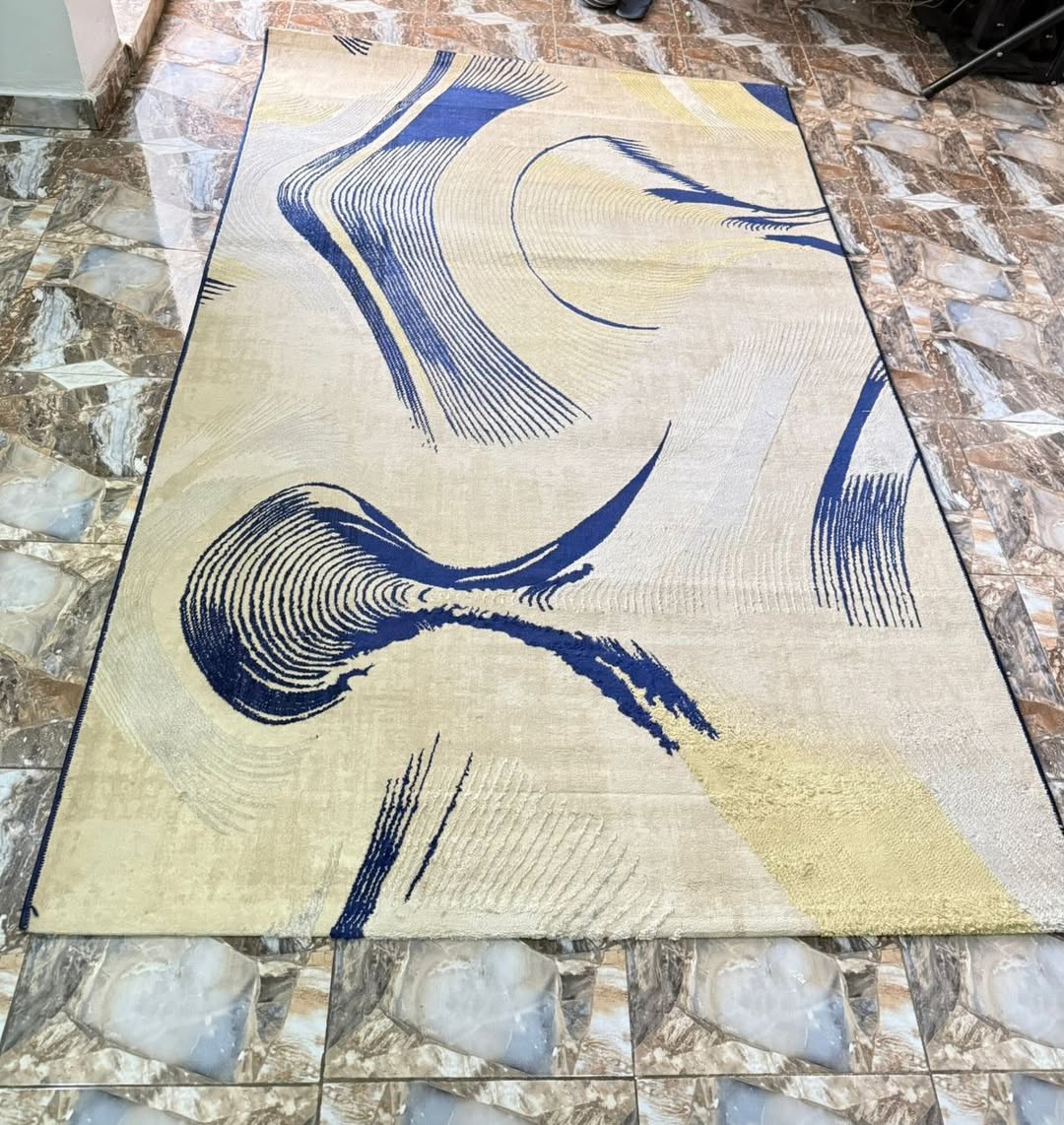 Barely Used Luxury Rug: 90k, Gwarimpa