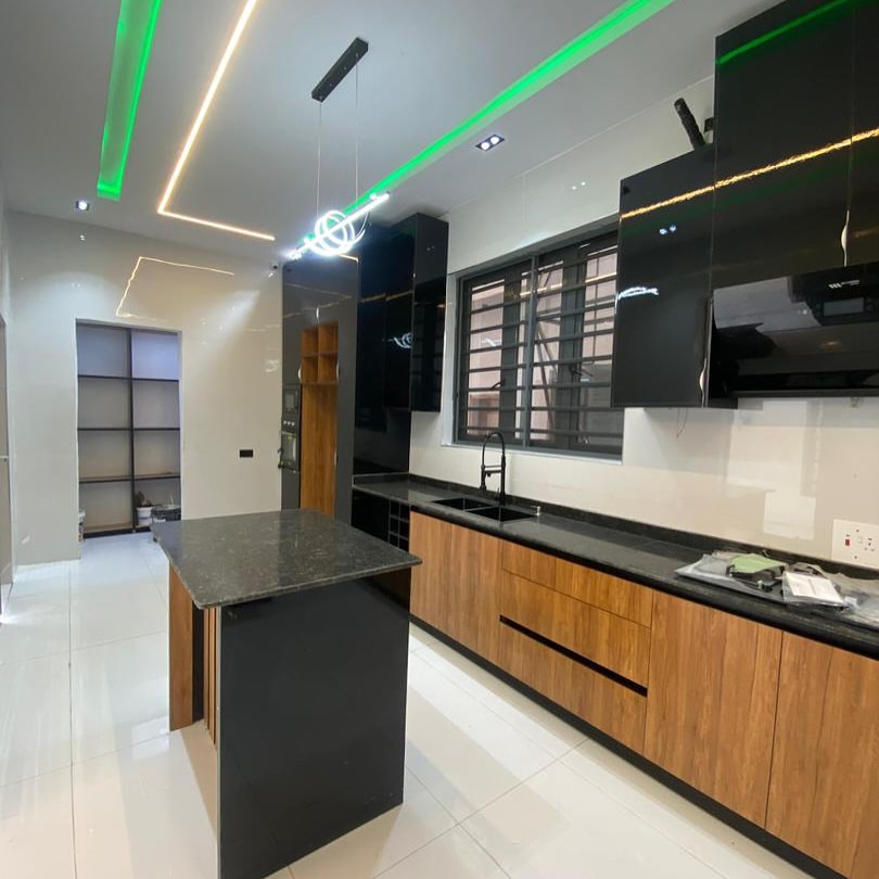 Stunning 5-Bed Duplex with Pool in Prime Ajah