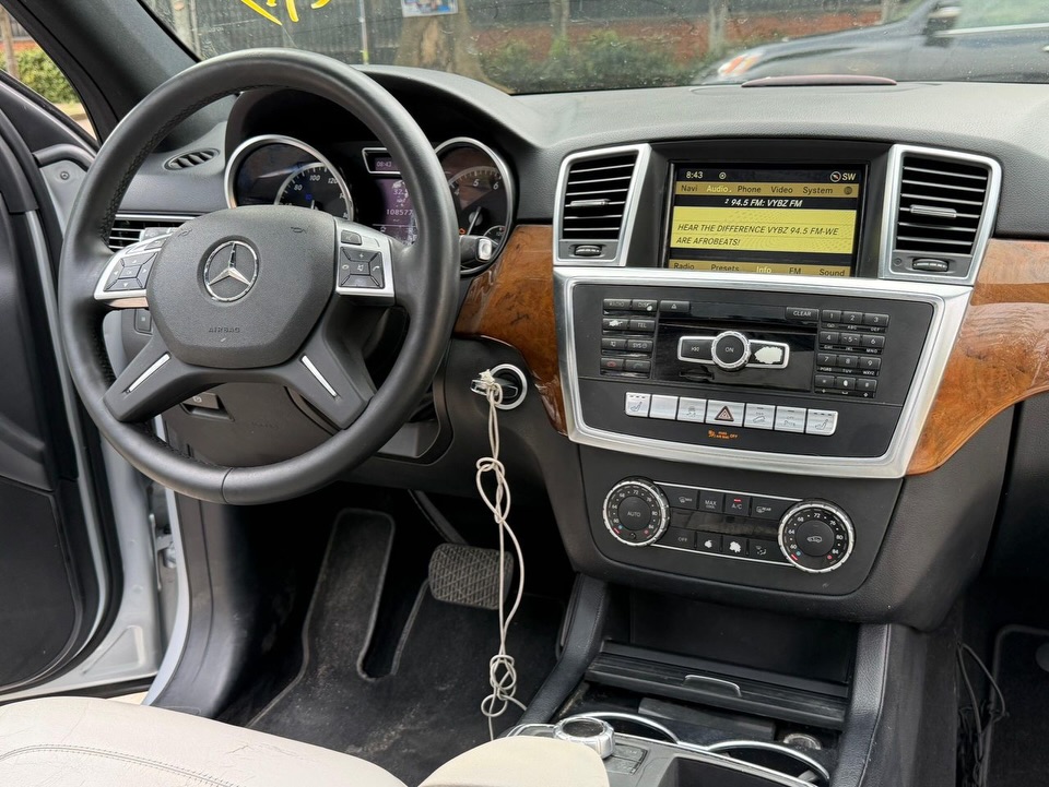 Luxury SUV: Self-Parking & Panoramic Roof