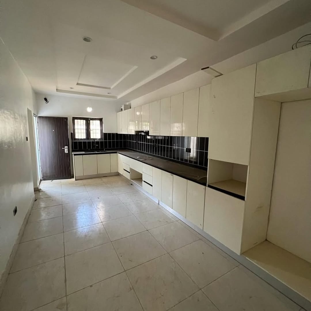 Elegant 4-Bed Townhouse in Serene Kado