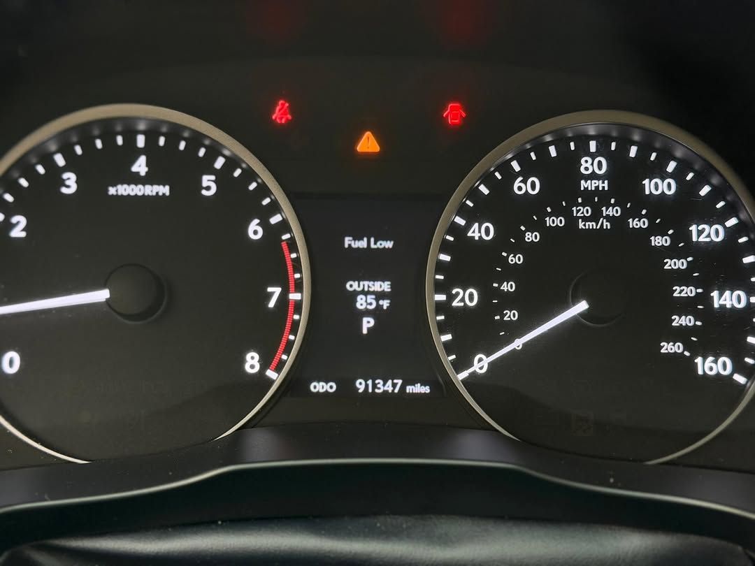 Luxury Lexus ES350: Loaded & Ready to Drive