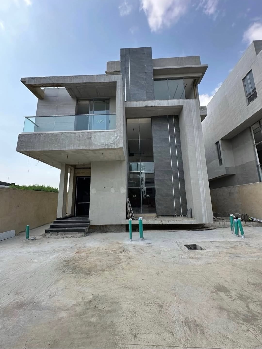 Lagos Luxury: 5-Bedroom Estate with Private Cinema & Pool