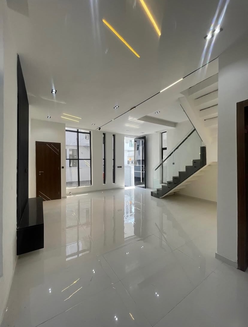 Ikota Haven: Spacious 4-Bedroom Detached Duplex