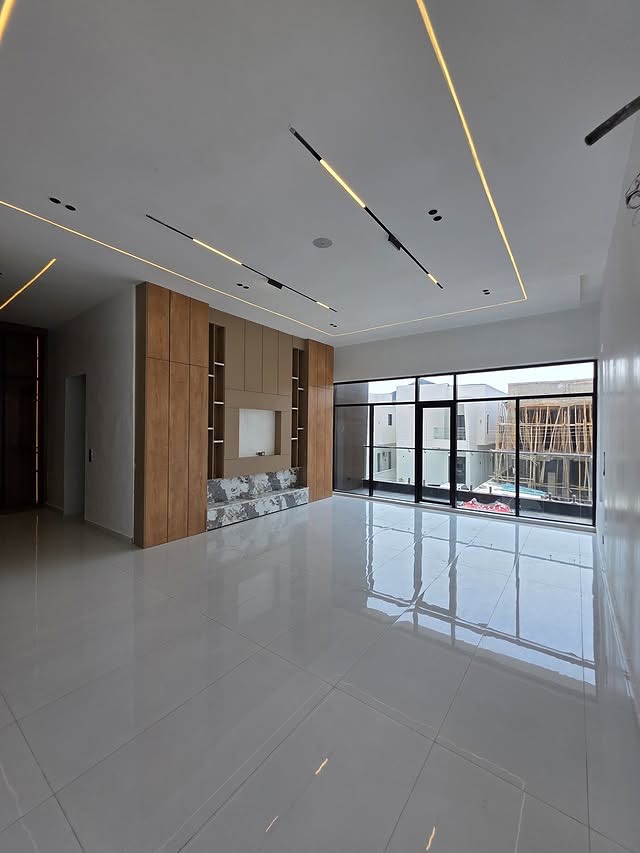 Lagos Luxury: 5-Bed Smart Duplex with Pool & Gym