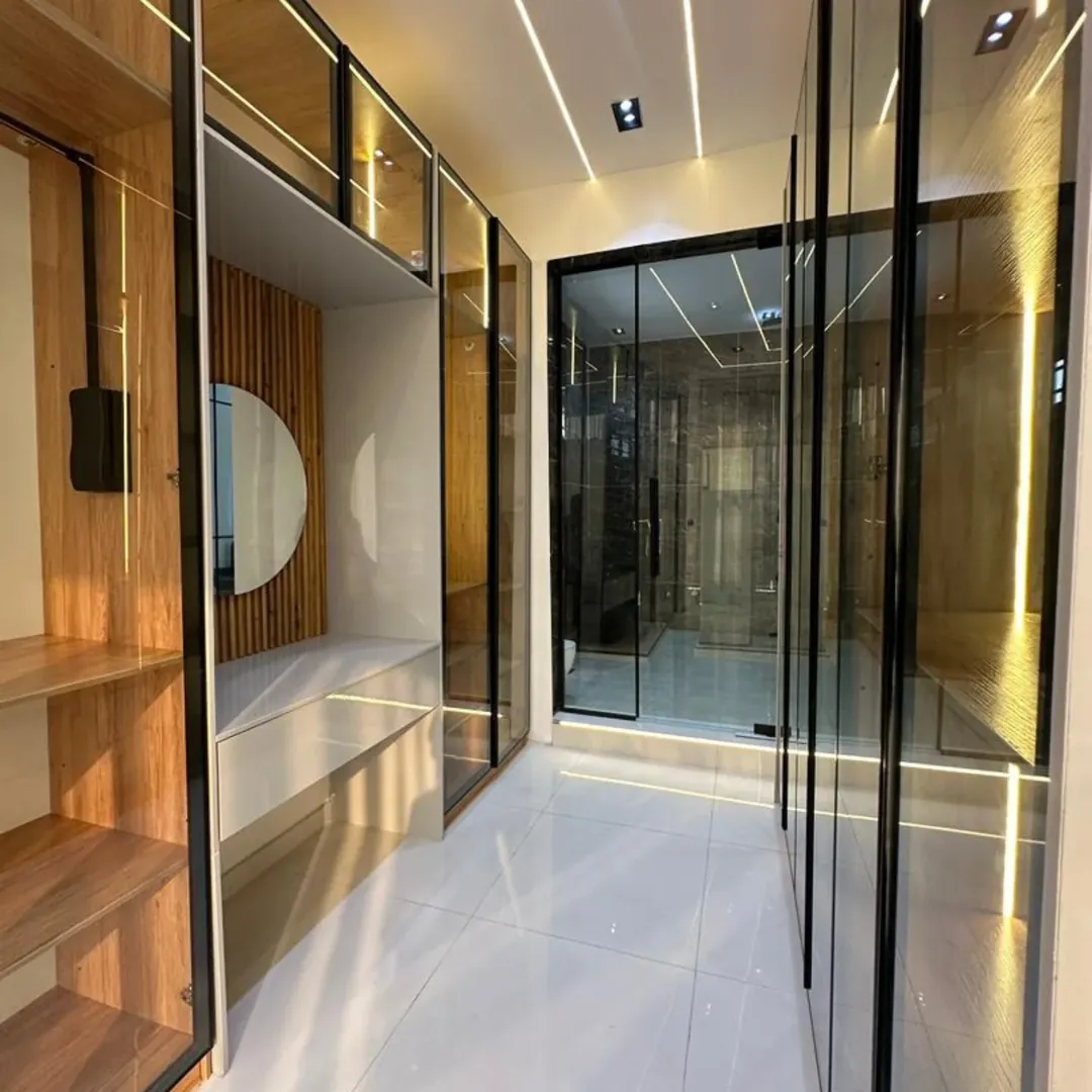 Elite 5-Bed Duplex with Pool & Gym in Chevron