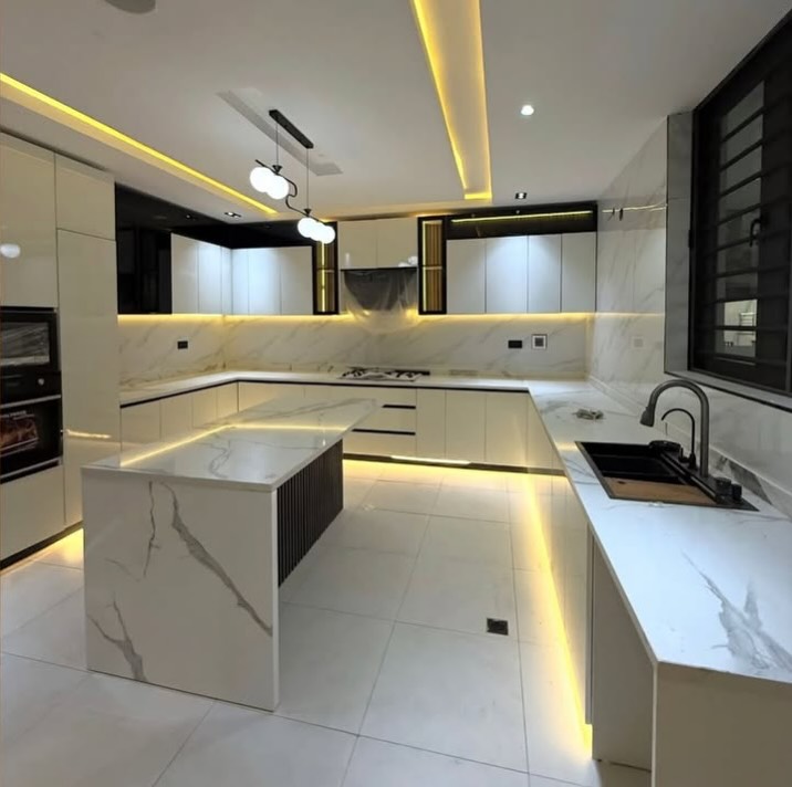 Exquisite 5-Bedroom Duplex with Cinema & Elevator in Guzape