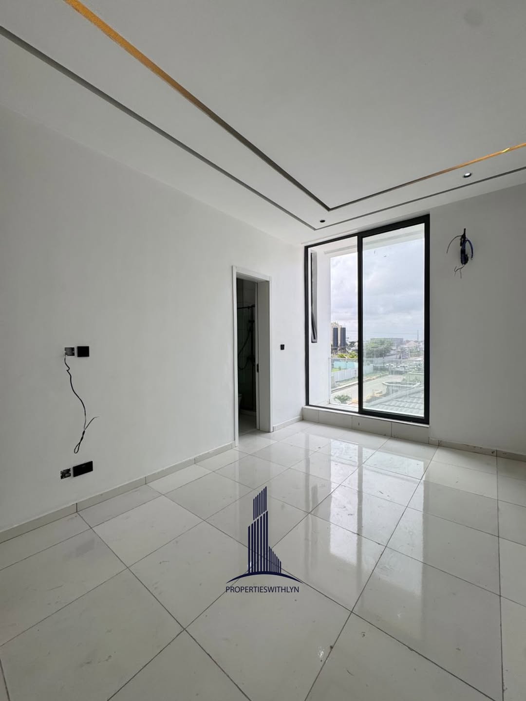 Lagos Island Oasis: Automated 2-Bedroom with Pool & Gym