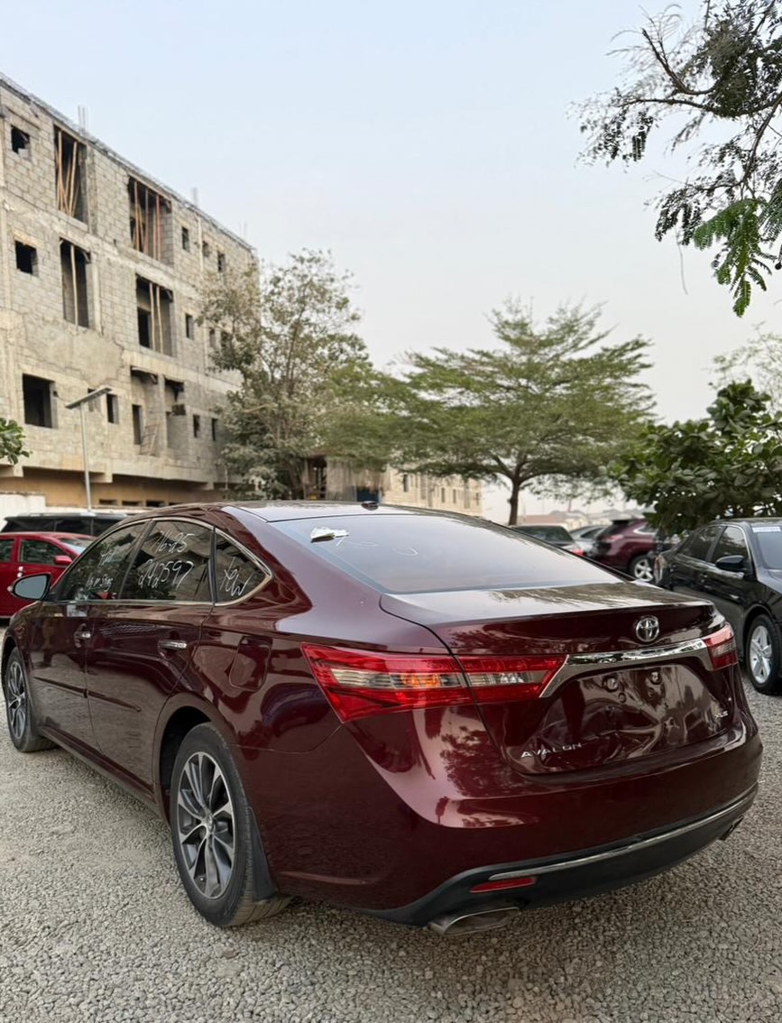 Luxury Avalon: Keyless, Paddle Shifters, Duty-Paid