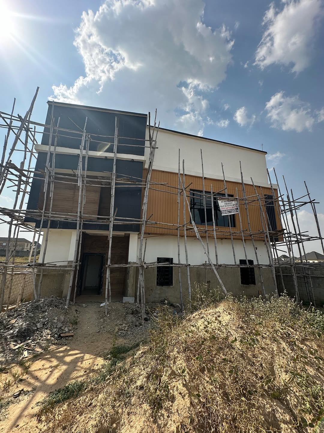 Sleek 3-Bedroom Duplex with Pool in Serene Lugbe