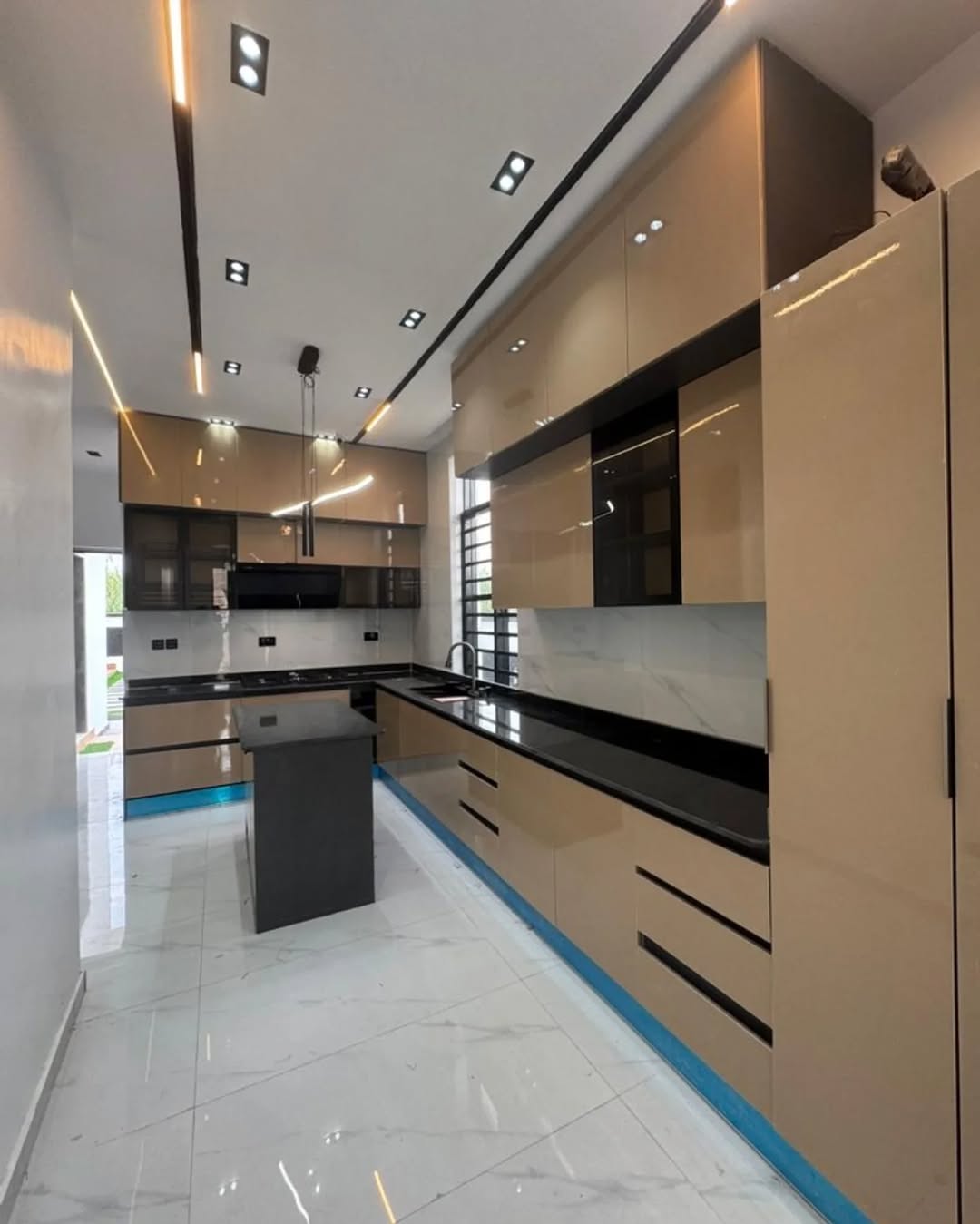 Stunning 5-Bed Duplex with Cinema & Pool in Ajah