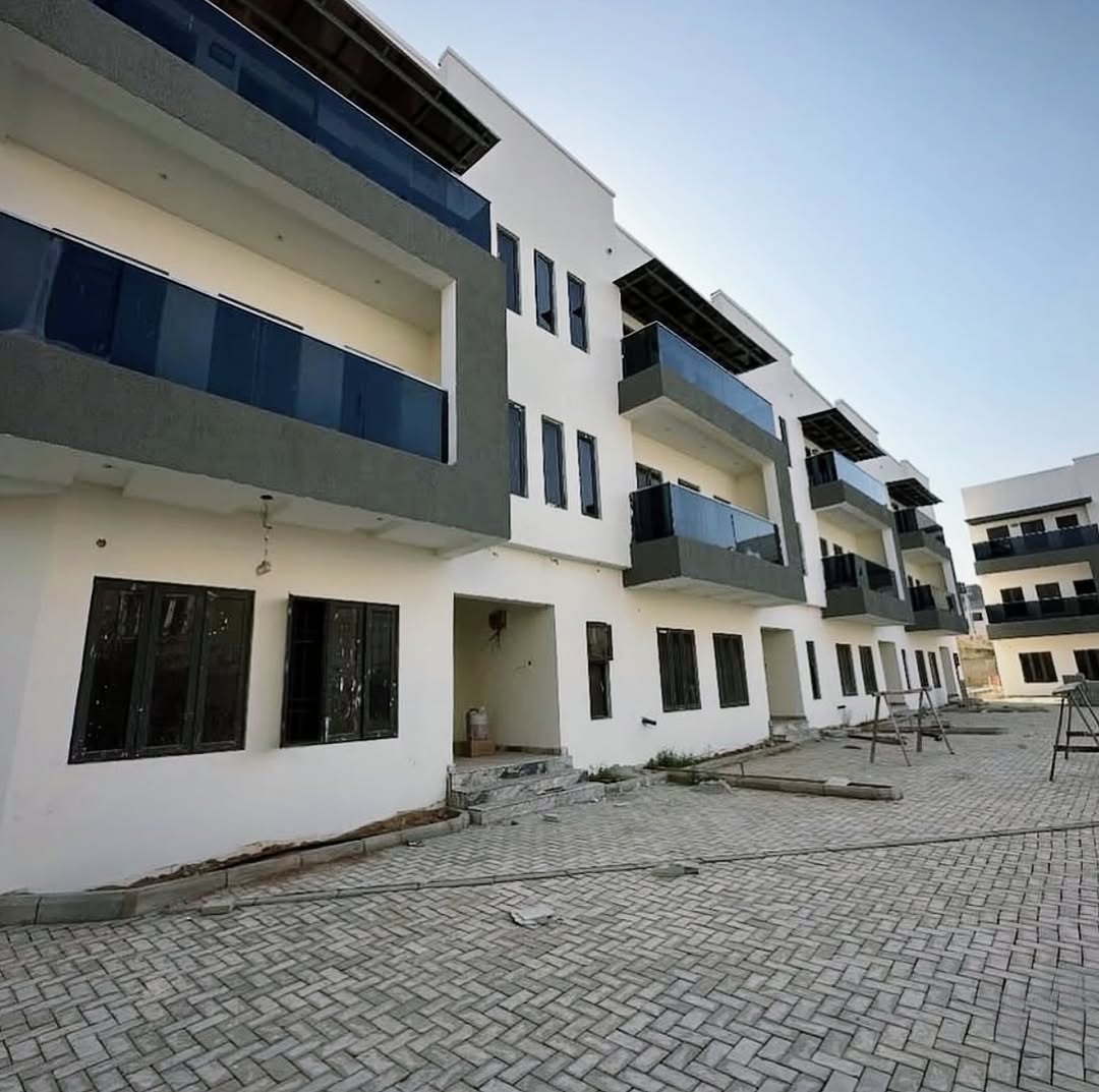 Stunning 5-Bed Terrace Duplex in Serene Mabushi