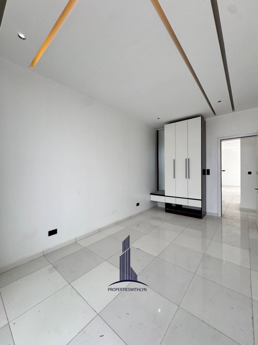 Lagos Island Oasis: Automated 2-Bedroom with Pool & Gym