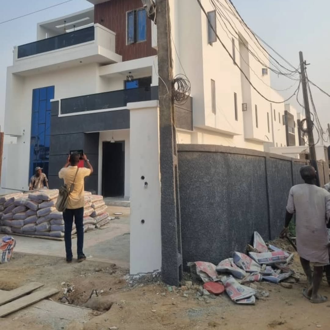 5-Bedroom Duplex Oasis with Pool & Cinema in Gowon Estate