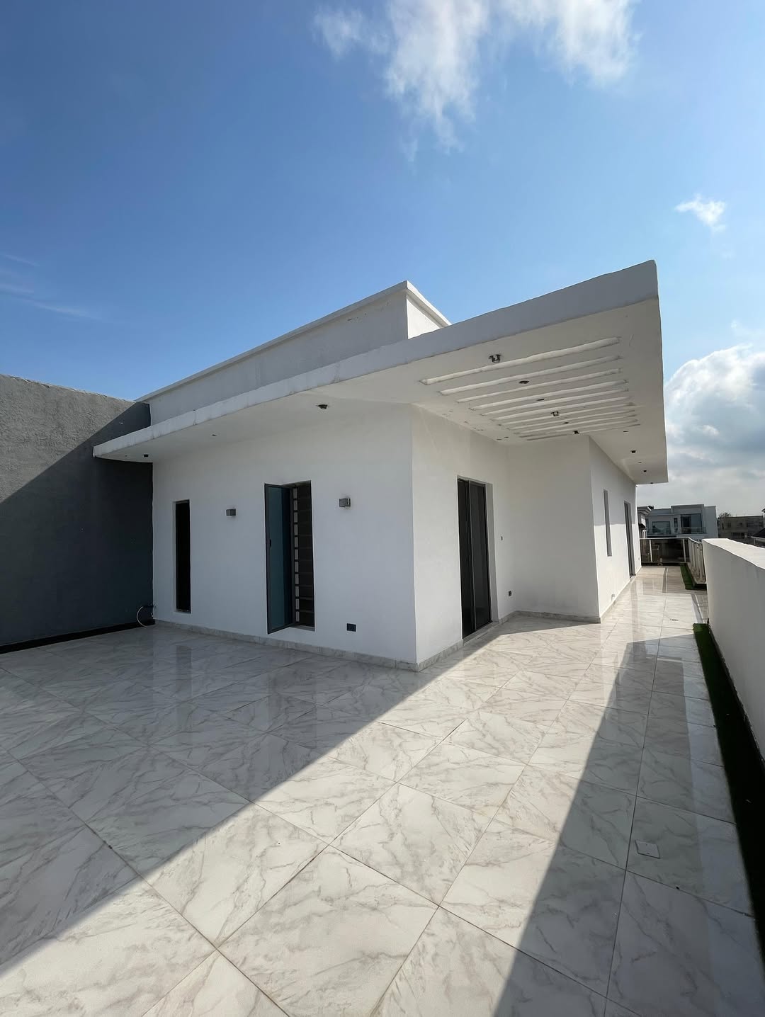 Osapa London Gem: 5-Bed Duplex with Pool & Rooftop