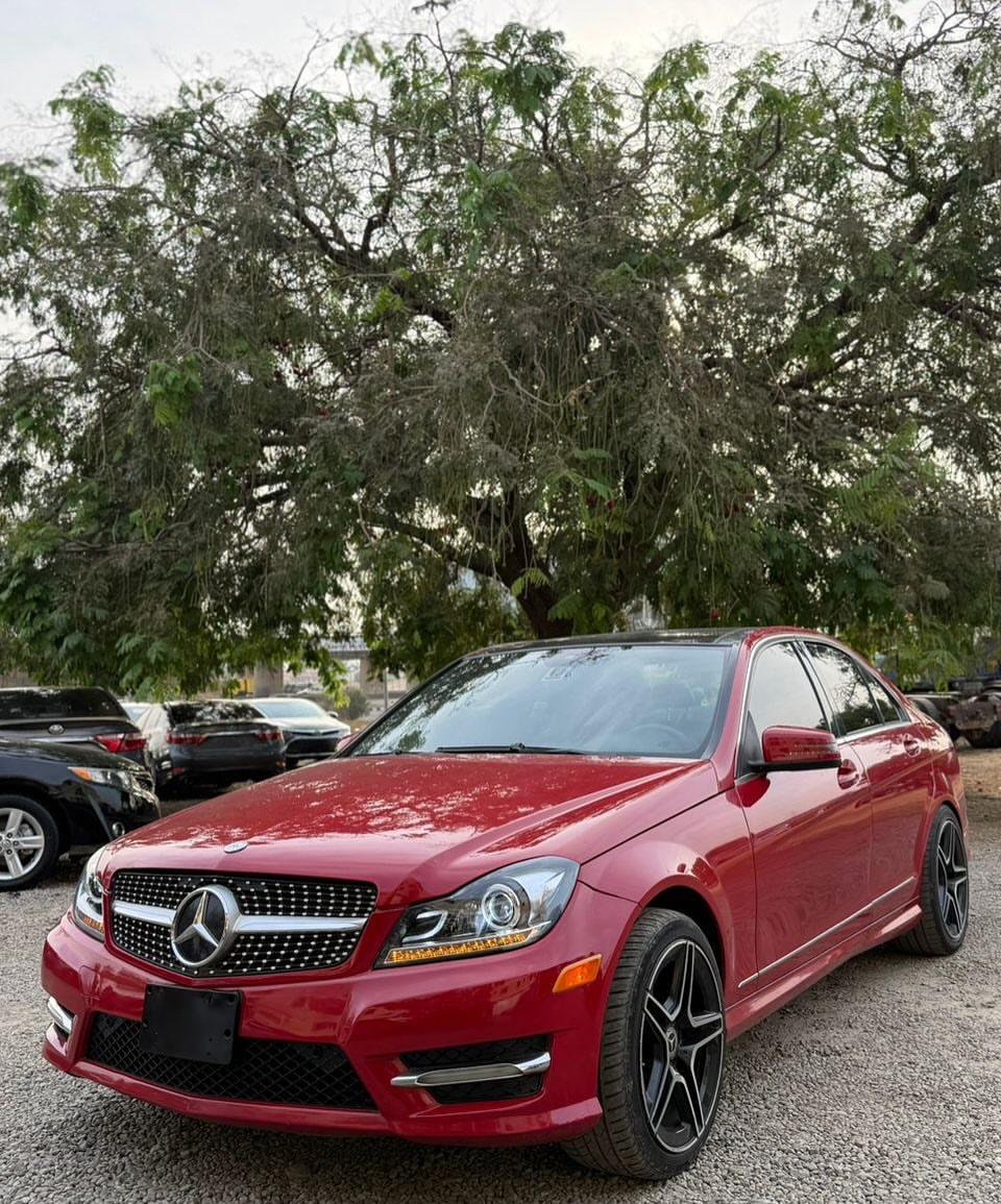 Luxury 2013 Mercedes C300: Panoramic Roof & 4MATIC