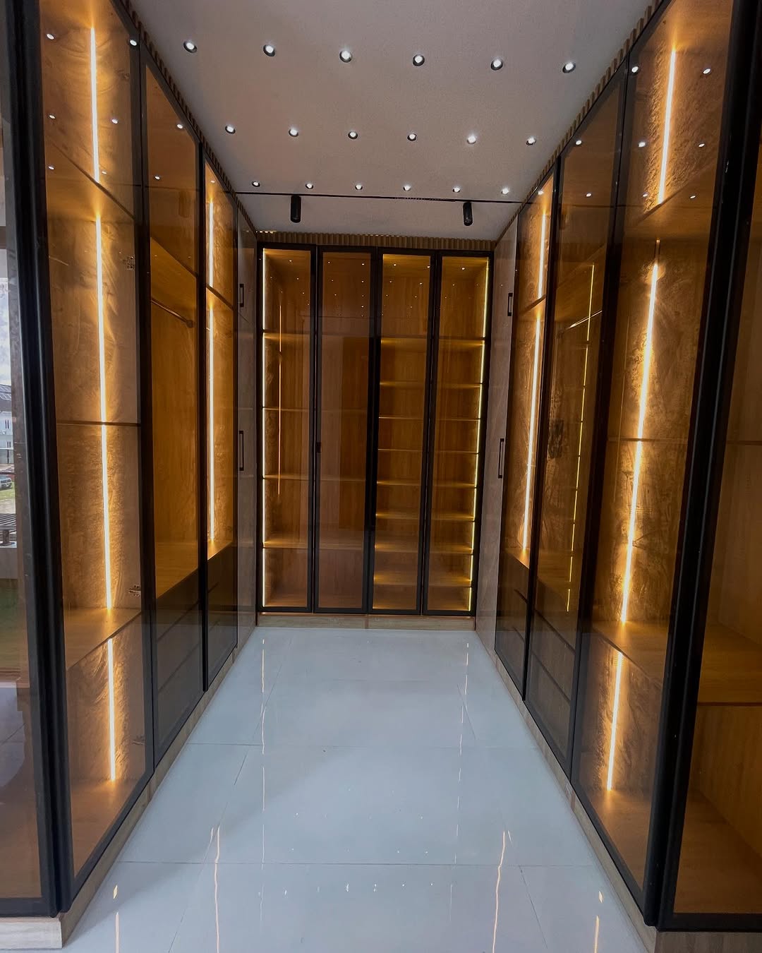 Serene Chevron Estate Gem: 6BR Duplex with Cinema & Pool