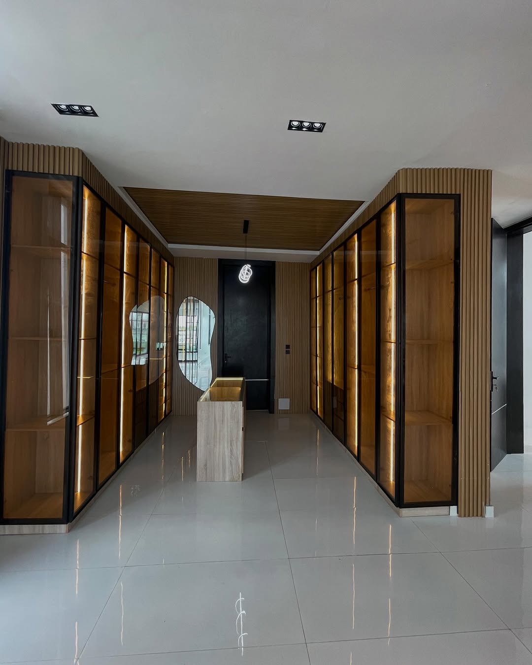 Serene Chevron Estate Gem: 6BR Duplex with Cinema & Pool