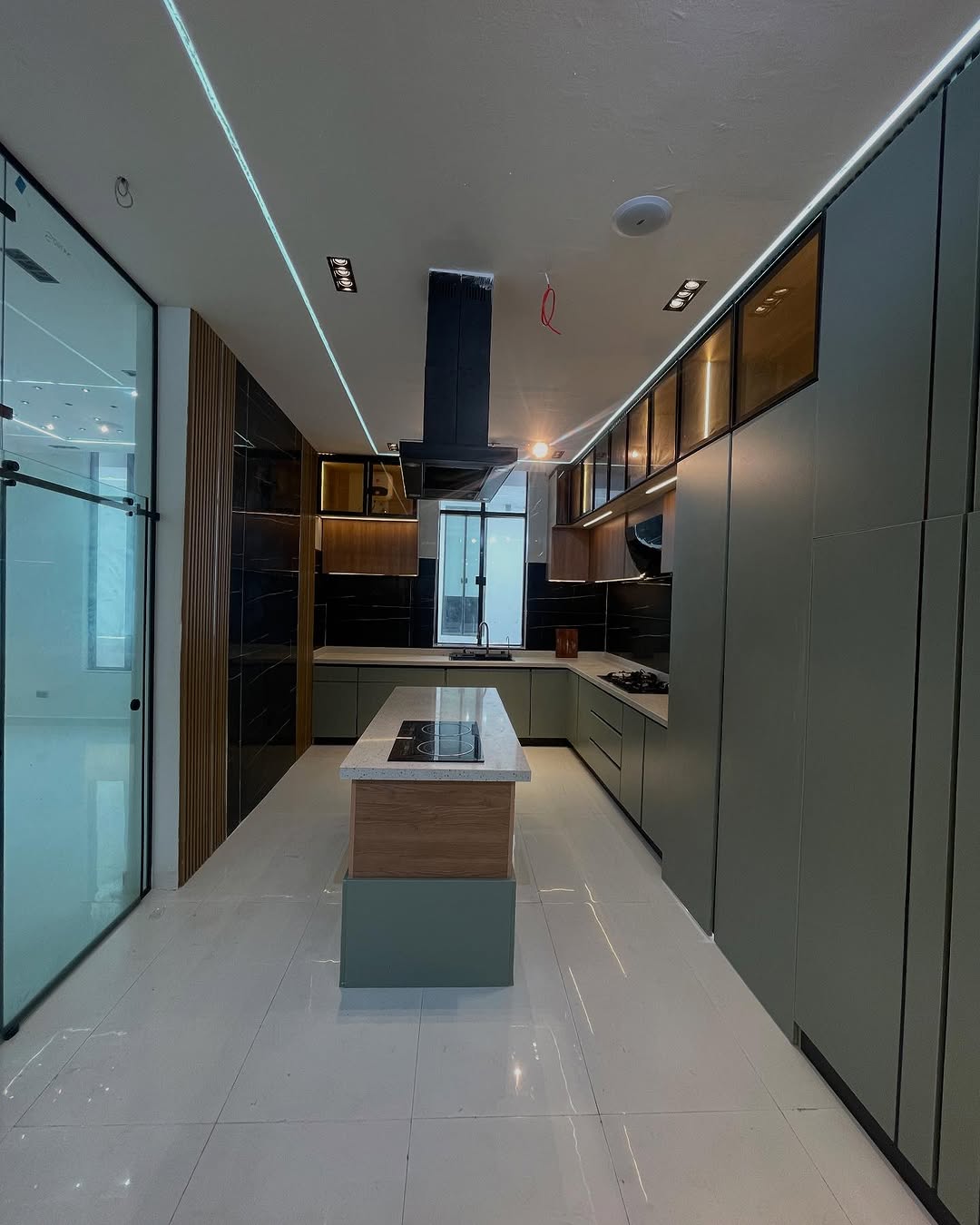 Serene Chevron Estate Gem: 6BR Duplex with Cinema & Pool