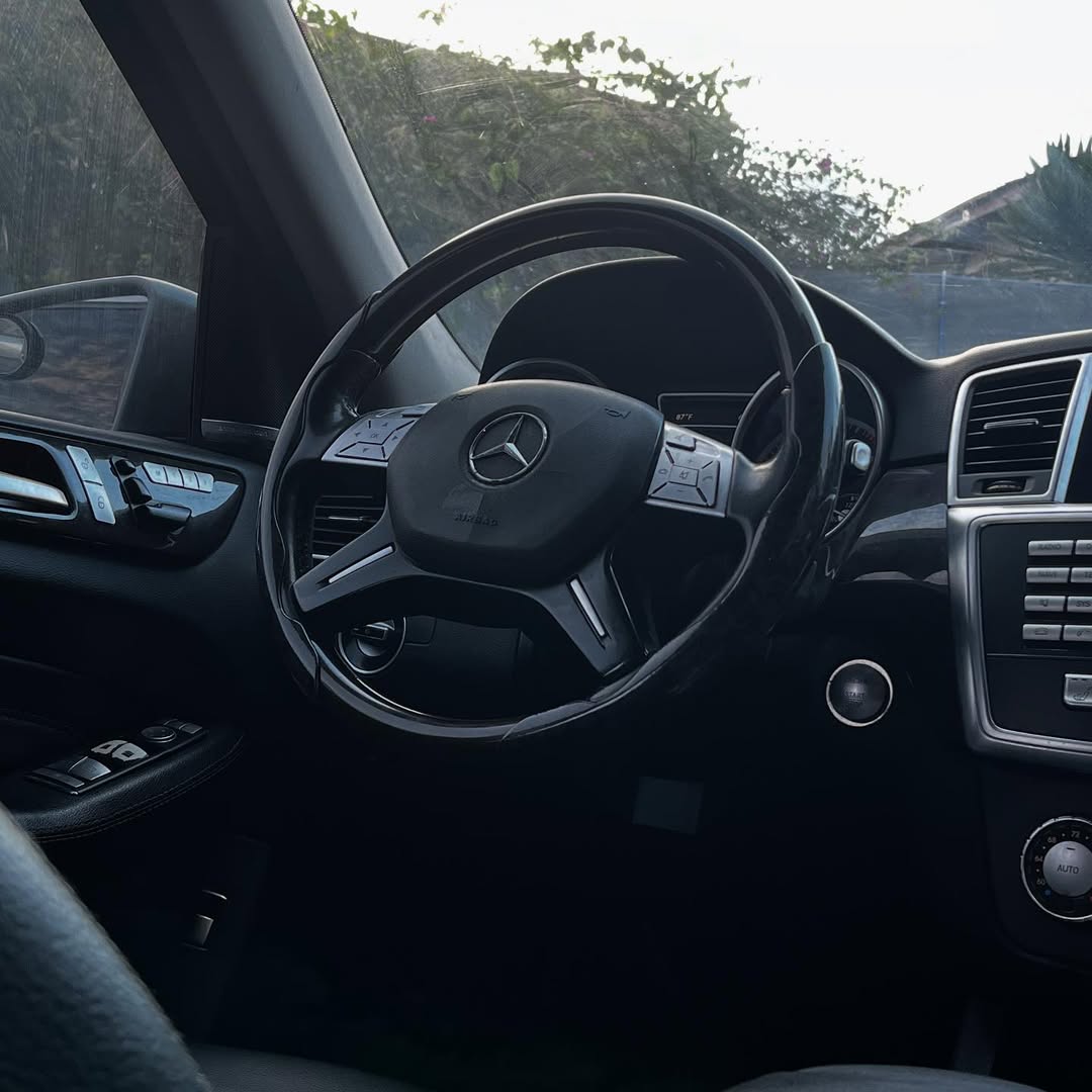 Luxury SUV: Thumbstart & Panoramic Roof