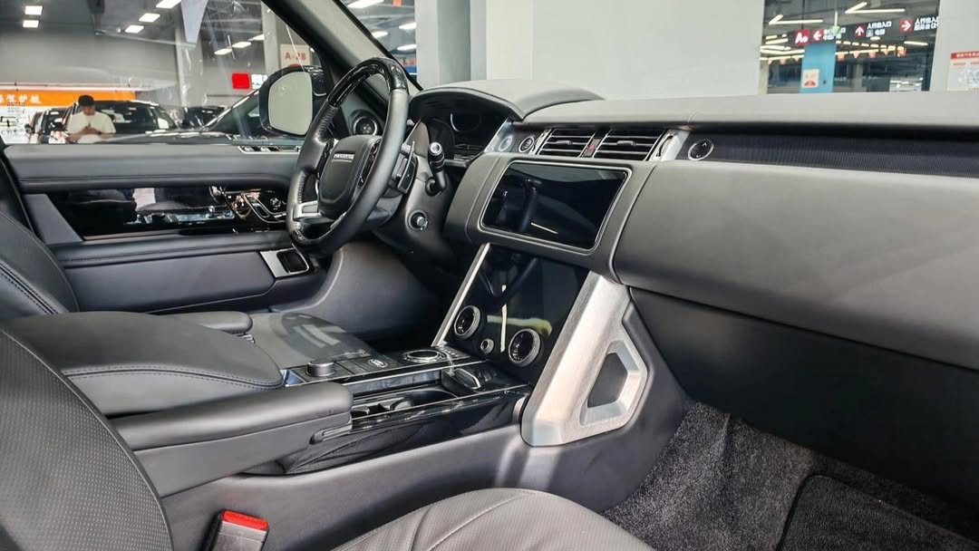 Luxury Redefined: 2022 Range Rover, Pristine & Powerful