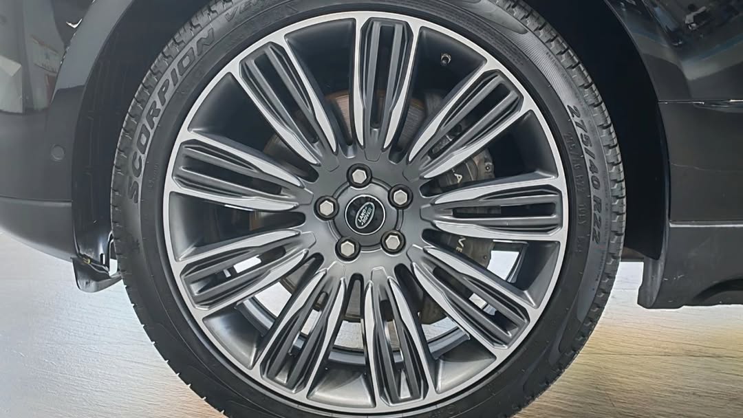 Luxury Redefined: 2022 Range Rover, Pristine & Powerful