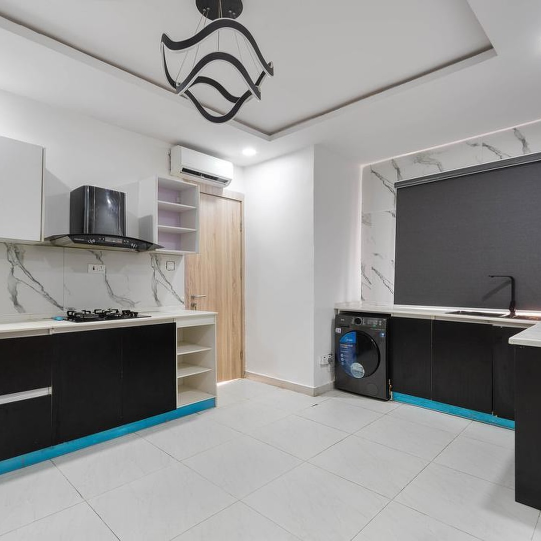 Skyline Serenity: Penthouse with Pool & Views