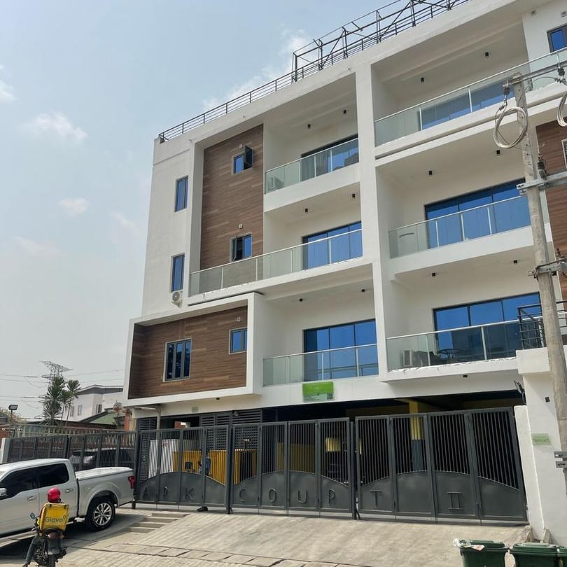 Skyline Serenity: Penthouse with Pool & Views